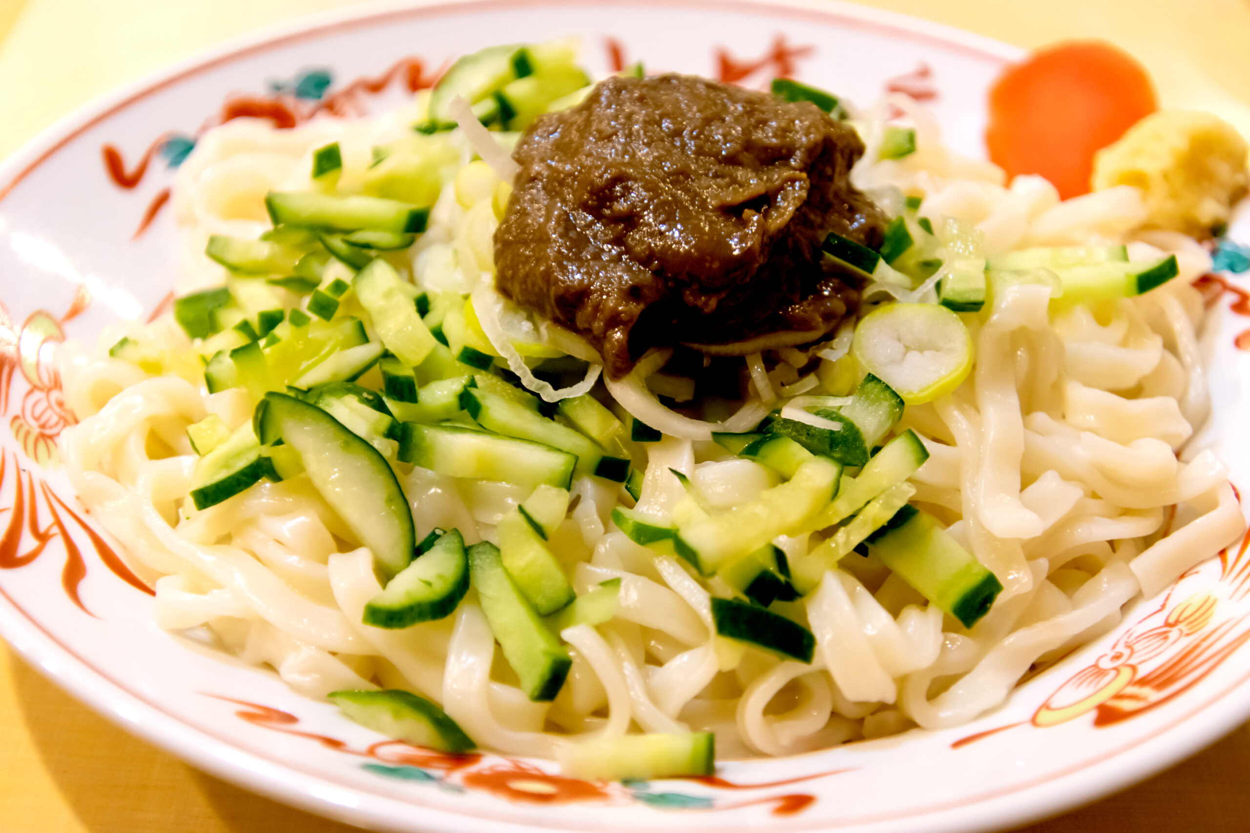 肉味噌と平打ち麺で味わう盛岡じゃじゃ麺