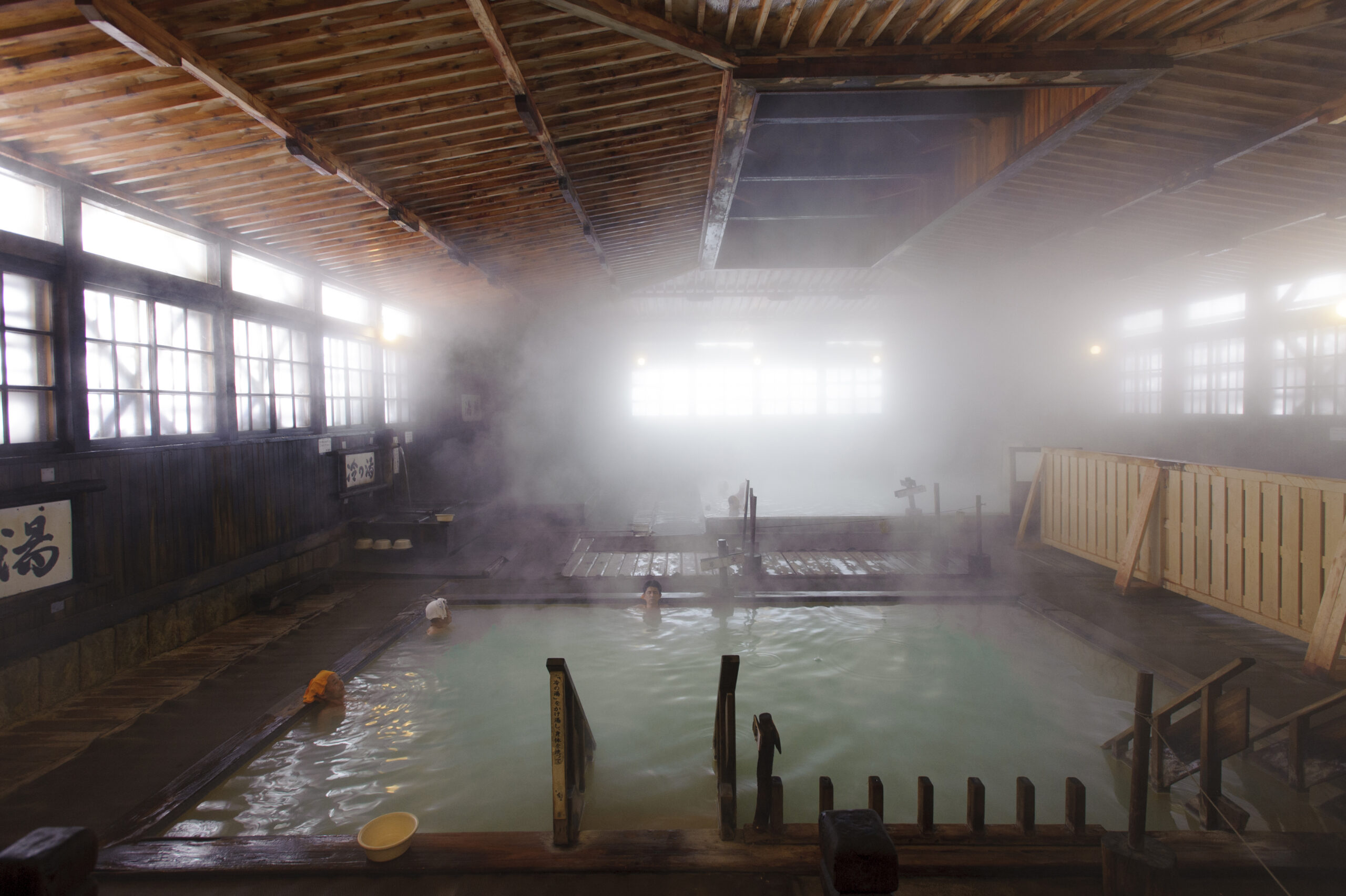 酸ヶ湯温泉のヒバ千人風呂の内観