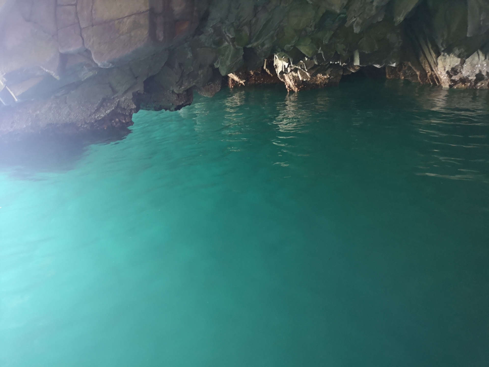浄土ヶ浜の青の洞窟の雰囲気