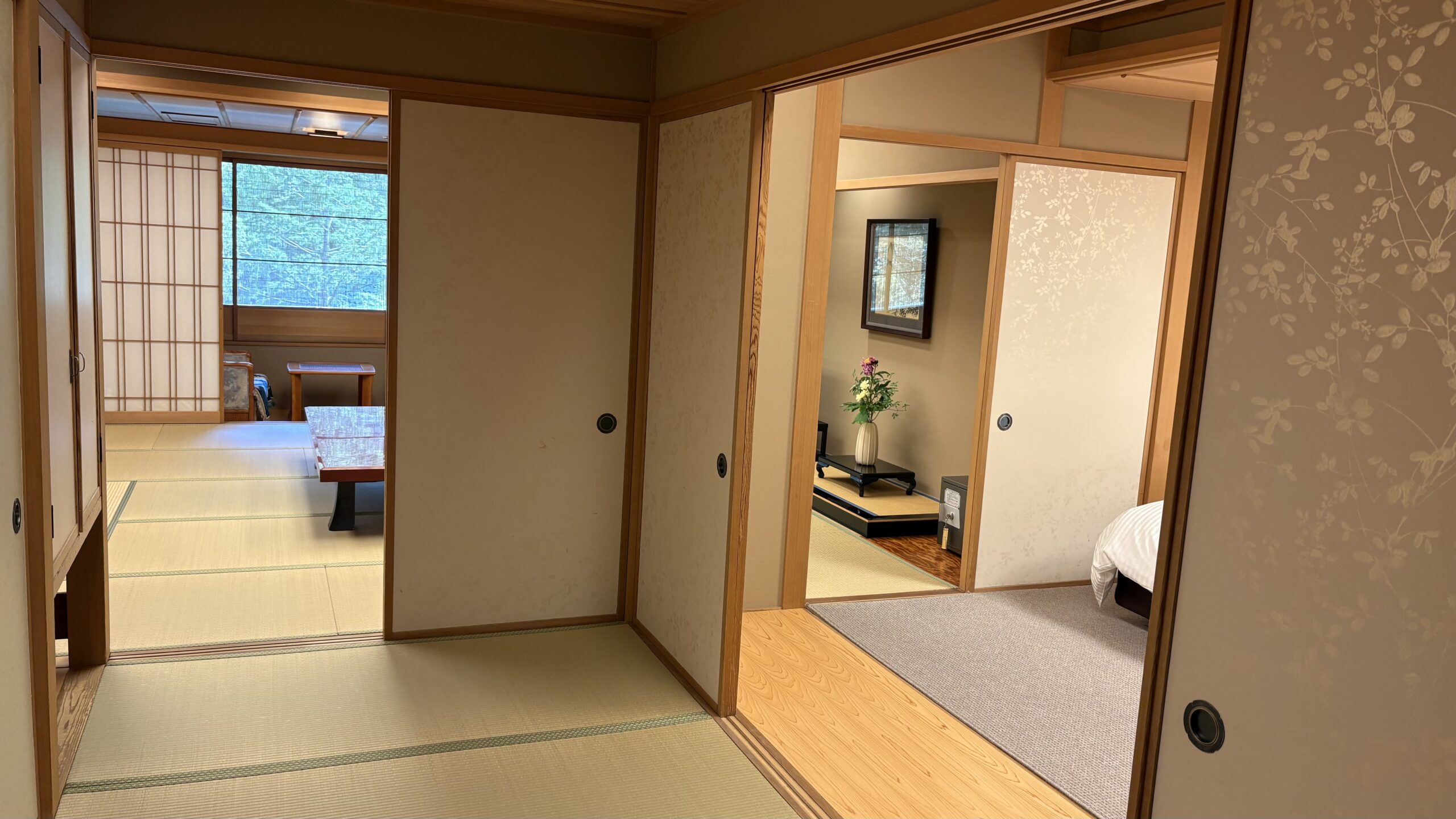 四季彩一力の特別室の居間と寝室