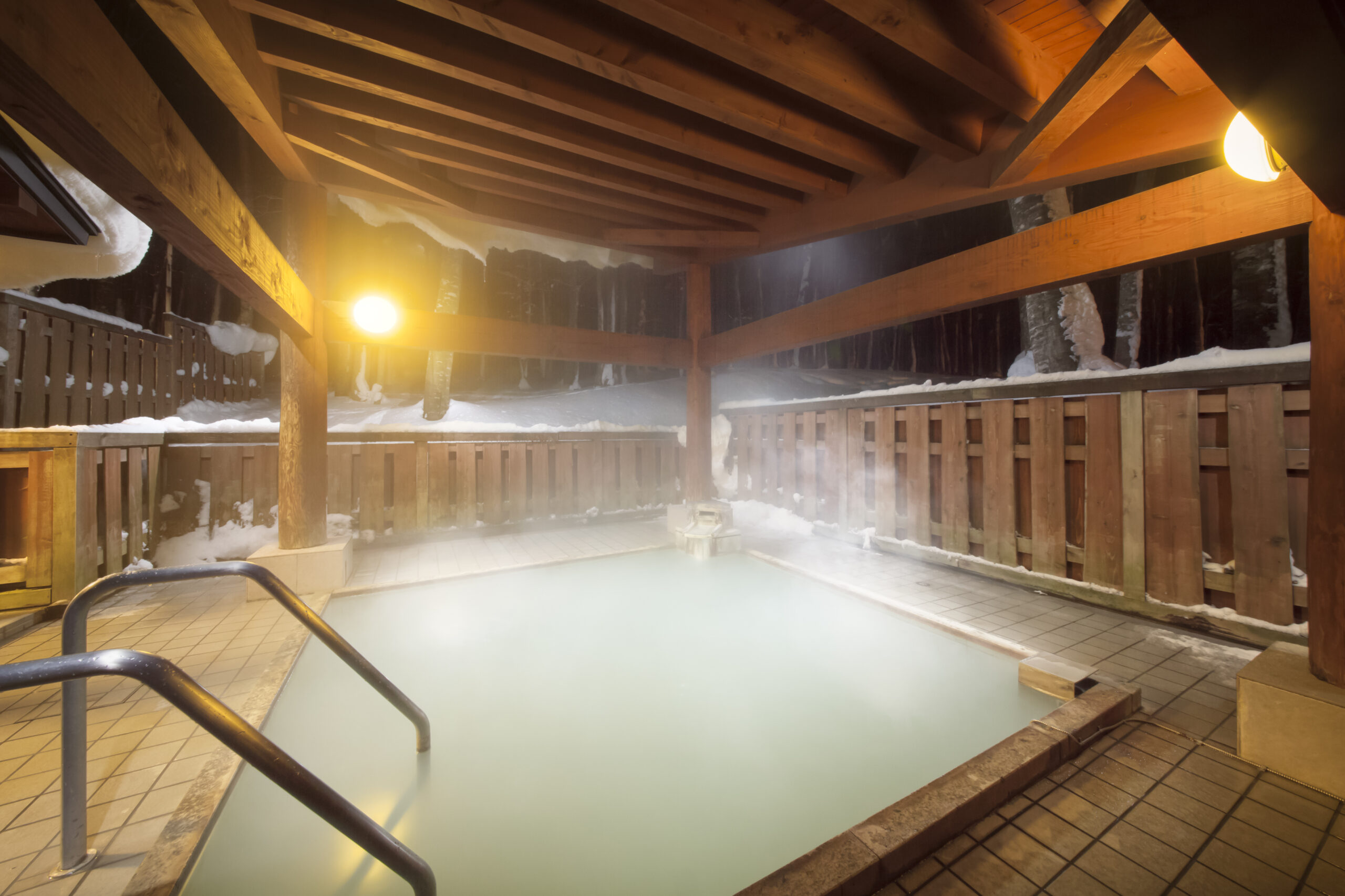雪を眺めながら入れる休暇村乳頭温泉郷の浴場