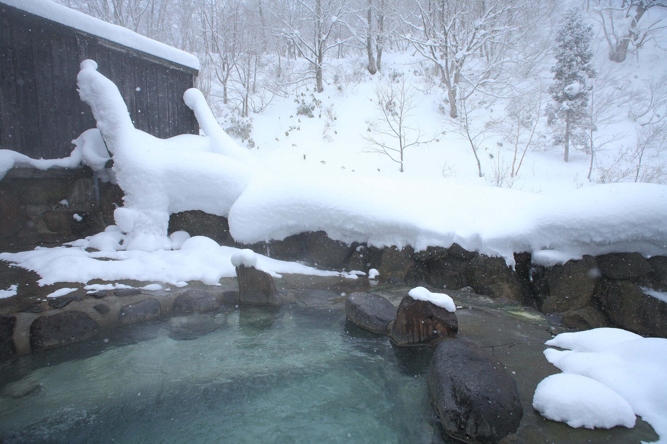雪景色の中にある孫六温泉の露天風呂