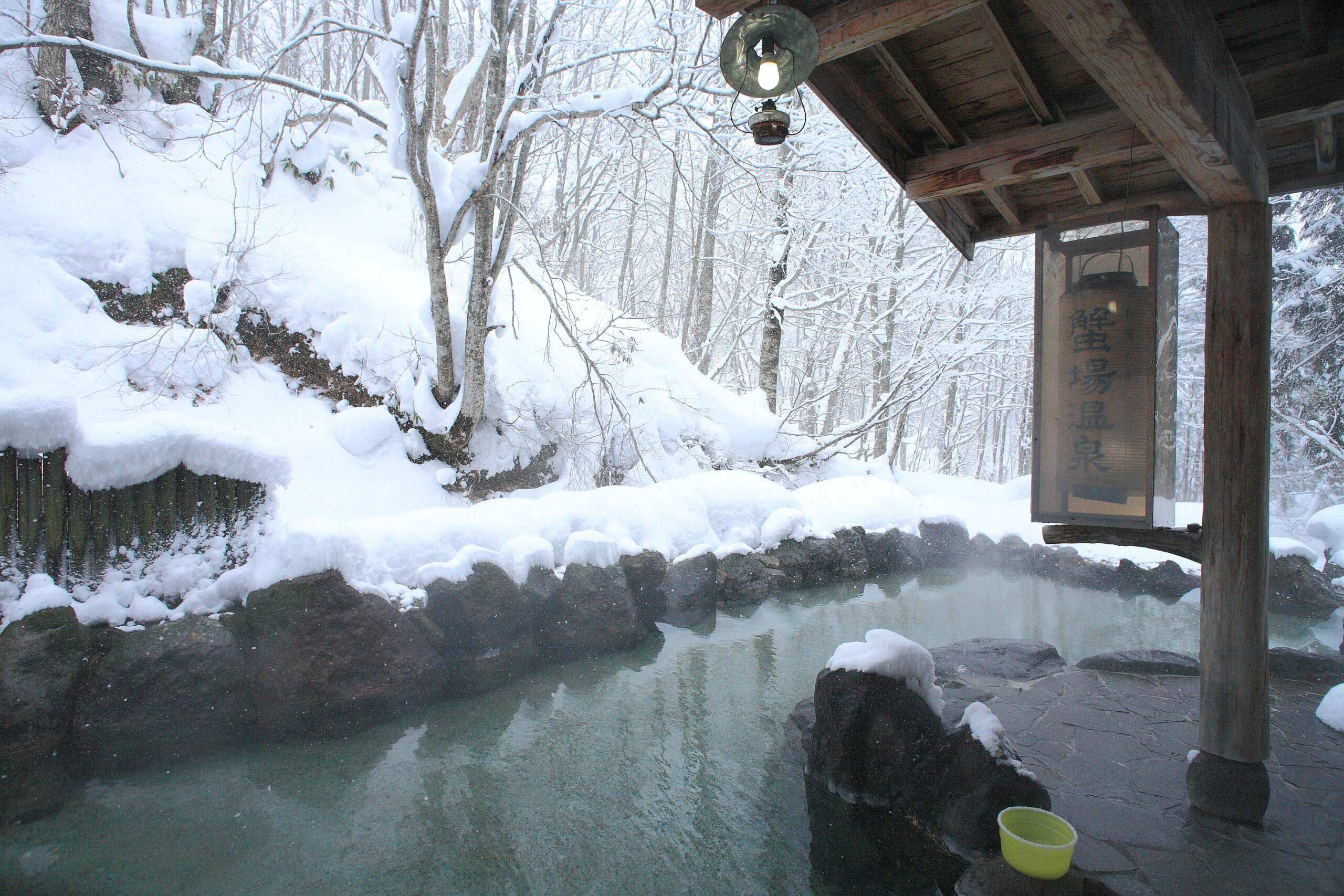 雪深いブナ林に囲まれた蟹場温泉の露天風呂