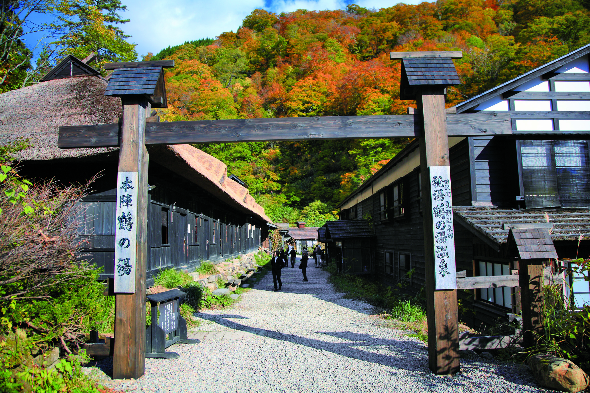 紅葉に包まれた鶴の湯温泉の入口
