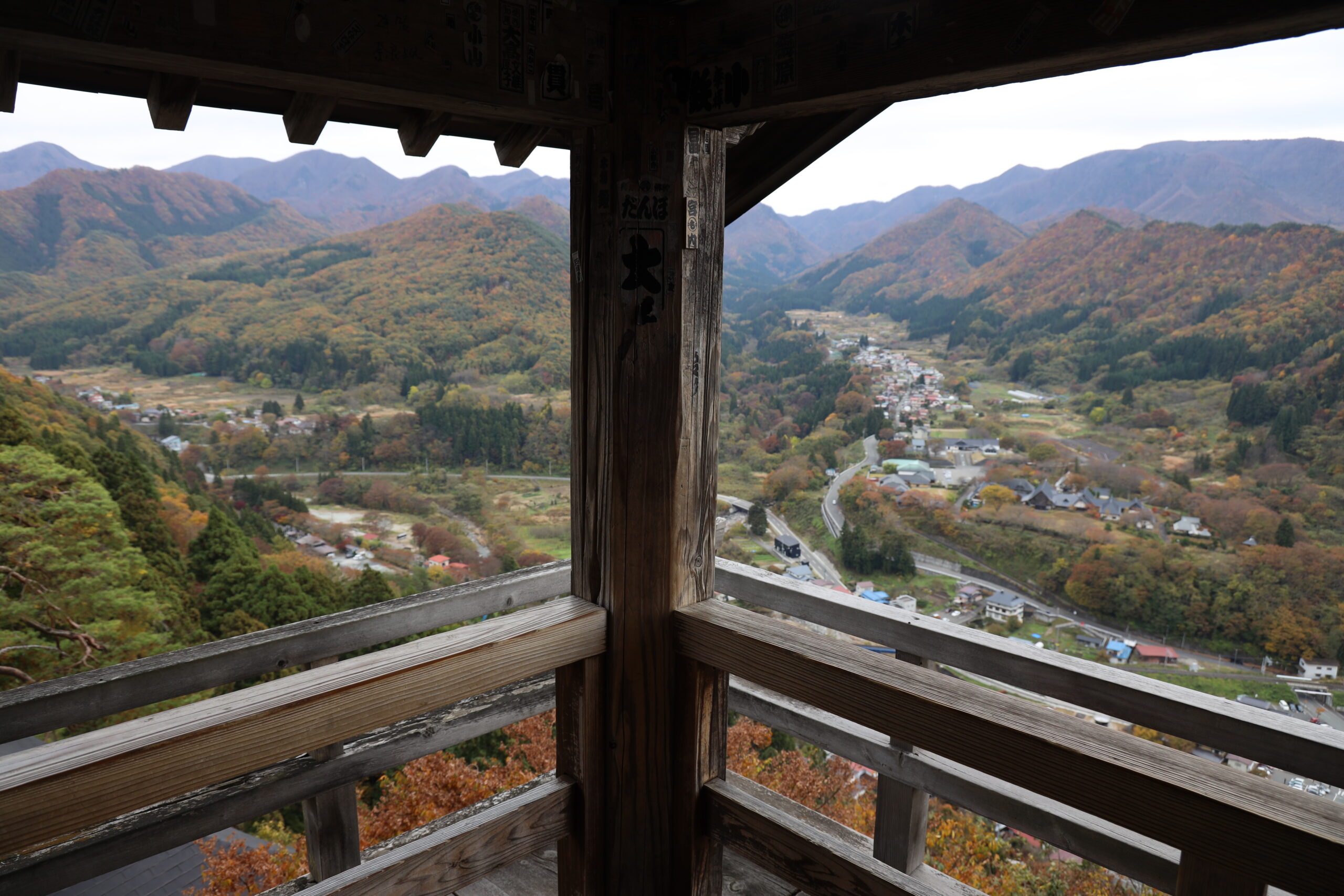 山寺の五大堂から窓越しに眺める山並み