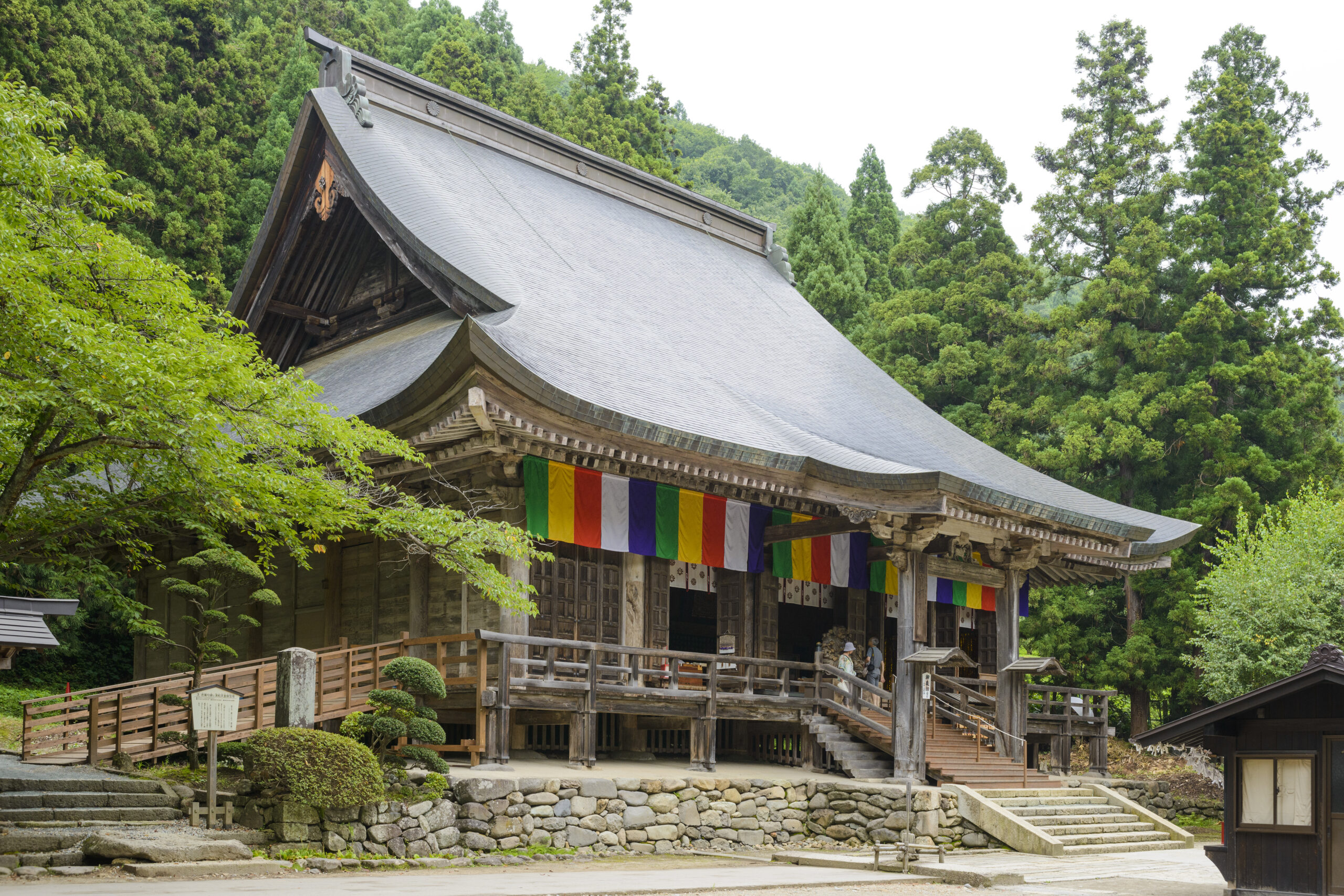 山寺・宝珠山立石寺の根本中堂