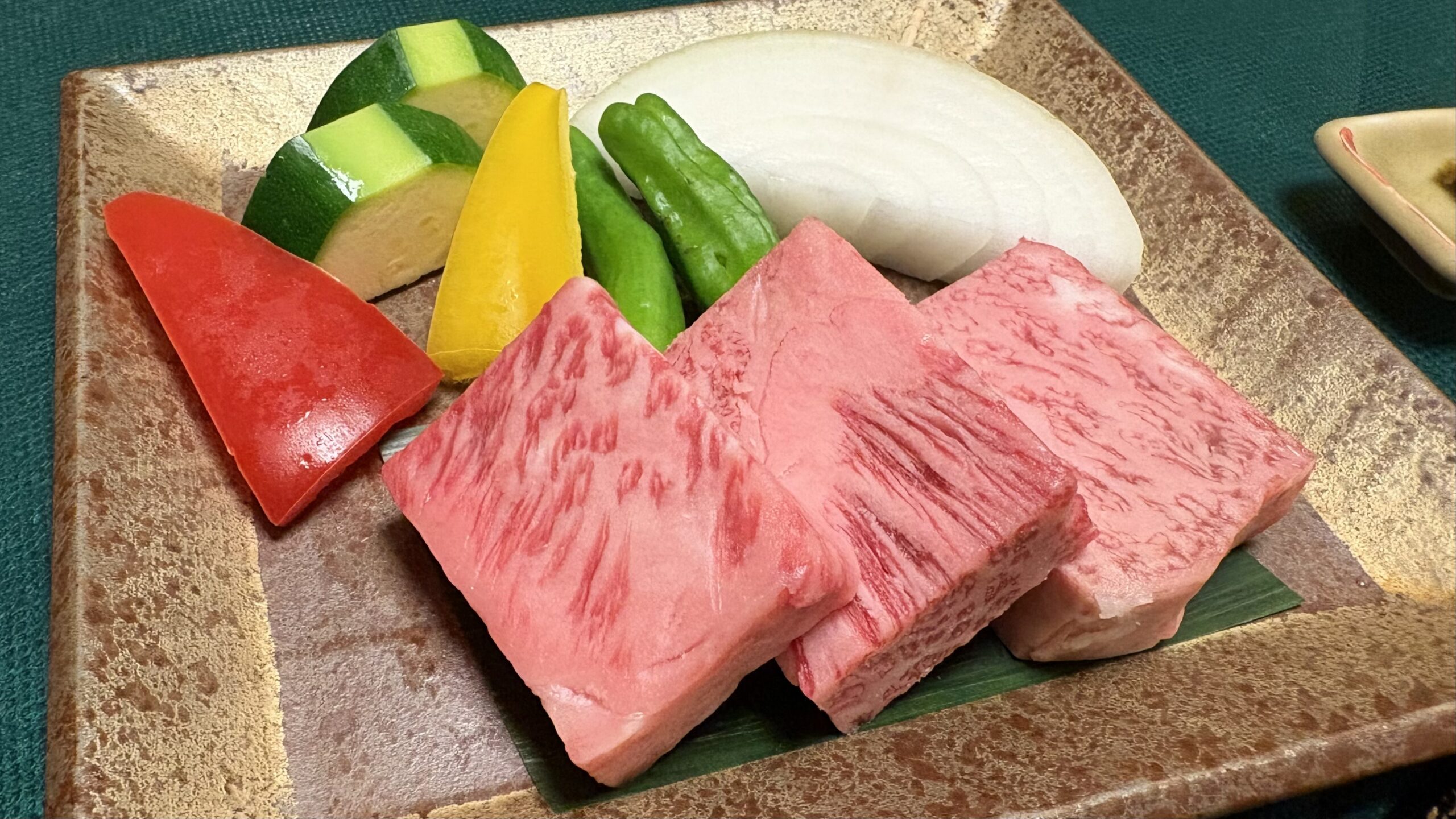 四季彩一力の夕食で提供された福島牛の陶板焼き