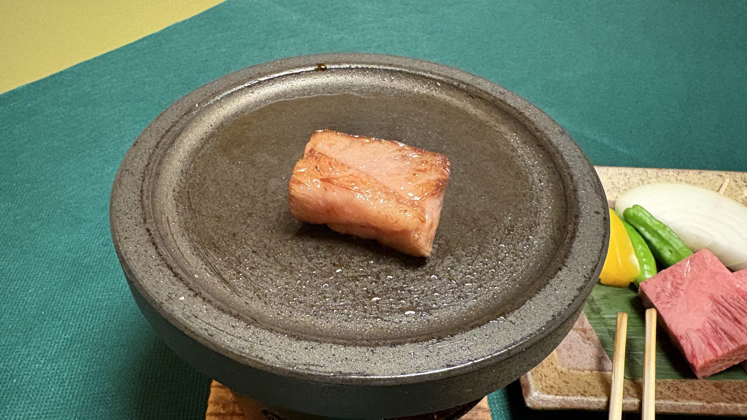 陶板で焼いている福島牛