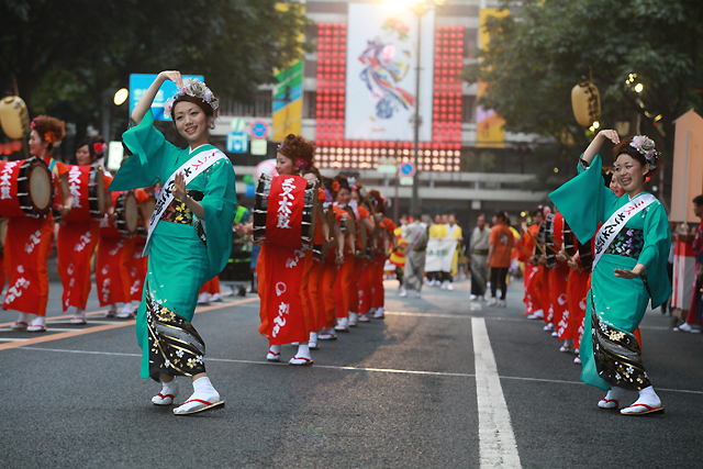 盛岡市中央通を進む盛岡さんさ踊りの太鼓と踊り手